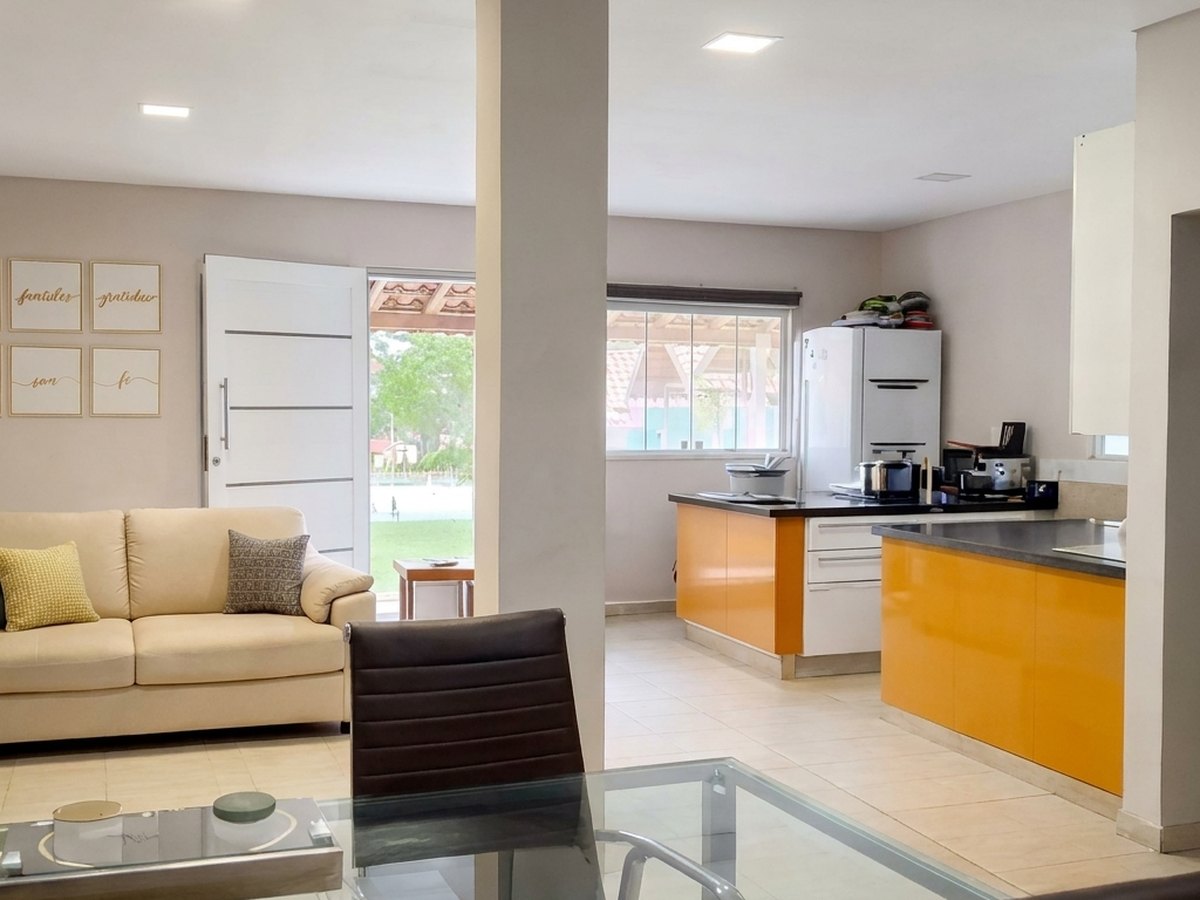 Sala e cozinha da casa, ambiente amplo e iluminado